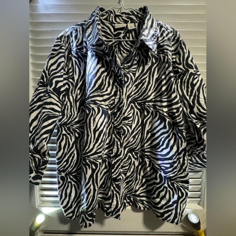 Kim Rogers Woman Black/white size 3X button down long sleeve shirt